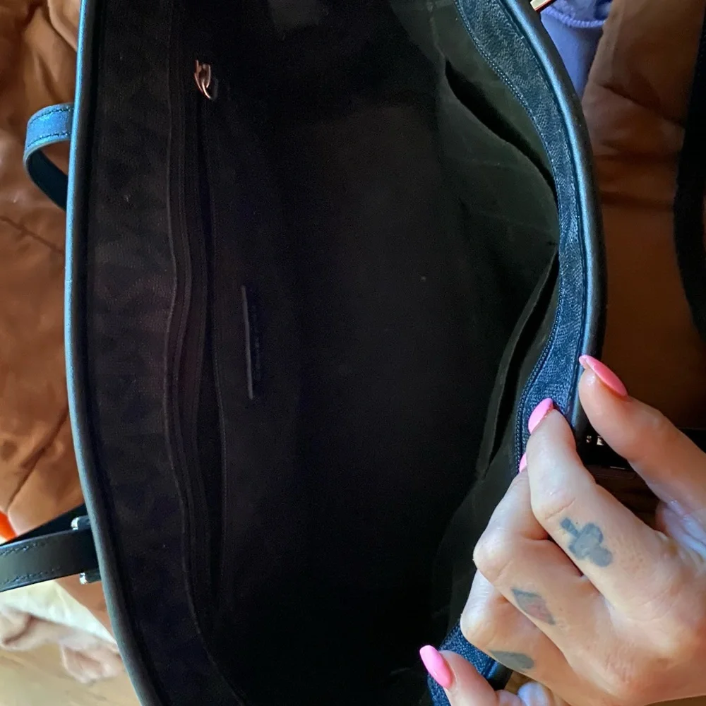 Michael Kors purse with MK logo - Picture 2 of 3